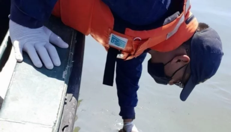 UN REMOLCADOR DERRAMÓ COMBUSTIBLE EN EL PARANÁ Y ALERTAN POR CONTAMINACIÓN