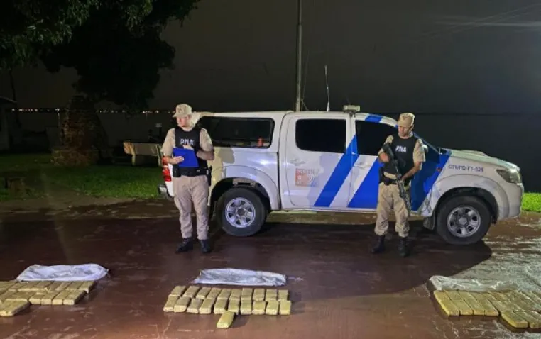 HALLARON UNA CANOA A REMOS CARGADA DE BOLSAS CON MARIHUANA