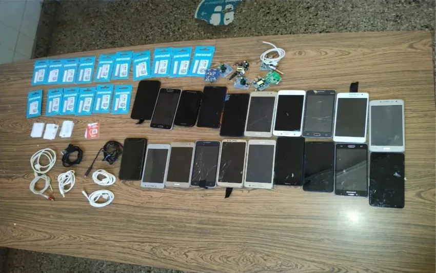 QUISO PASAR 20 CELULARES A UN PRESO ESCONDIDOS EN UNA HELADERA