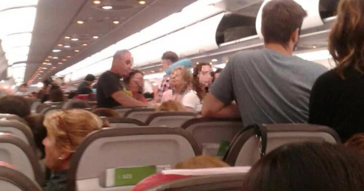 BAJARON A PASAJEROS DEL AVIÓN PORQUE HABÍA AVES EN LAS TURBINAS