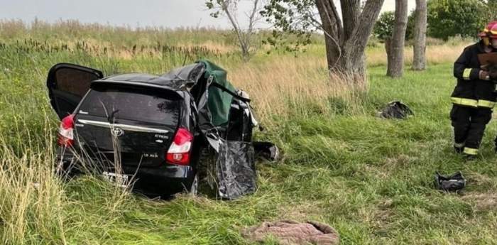 MURIERON UNA MUJER Y SUS DOS HIJAS AL DESPISTAR Y CHOCAR CONTRA UN ÁRBOL