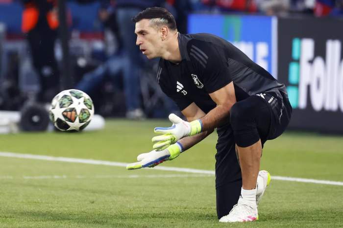 DIBU MARTÍNEZ FUE SILBADO AL SALIR A LA CANCHA PARA JUGAR ANTE PSG