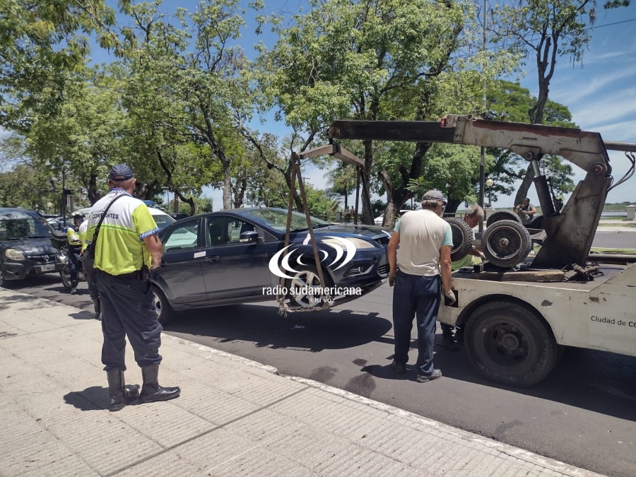 INTENTÓ EVITAR UN CONTROL DE TRÁNSITO Y SE ATRINCHERÓ EN EL AUTOMÓVIL