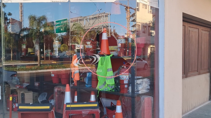 VÁNDALOS ROMPIERON EL BLINDEX DE UN COMERCIO QUE VENDE MATAFUEGOS