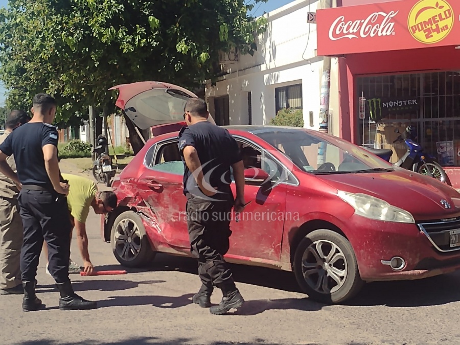 VIOLENTO IMPACTO ENTRE CAMIONETA Y UN AUTO DEJÓ DAÑOS MATERIALES