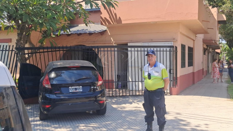 CONDUCTORA SE ASUSTÓ Y TERMINÓ CHOCANDO CONTRA LA REJA DE UNA CASA